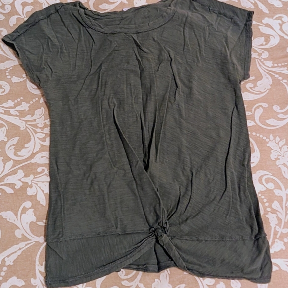 Old Navy Maternity EveryWear Twist-Hem T-Shirt - Picture 9 of 10